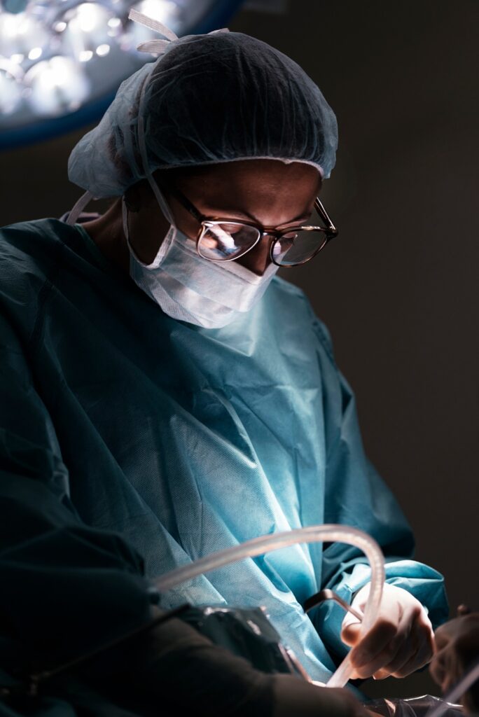 Dra. Larraitz Bergara operando en un quirófano